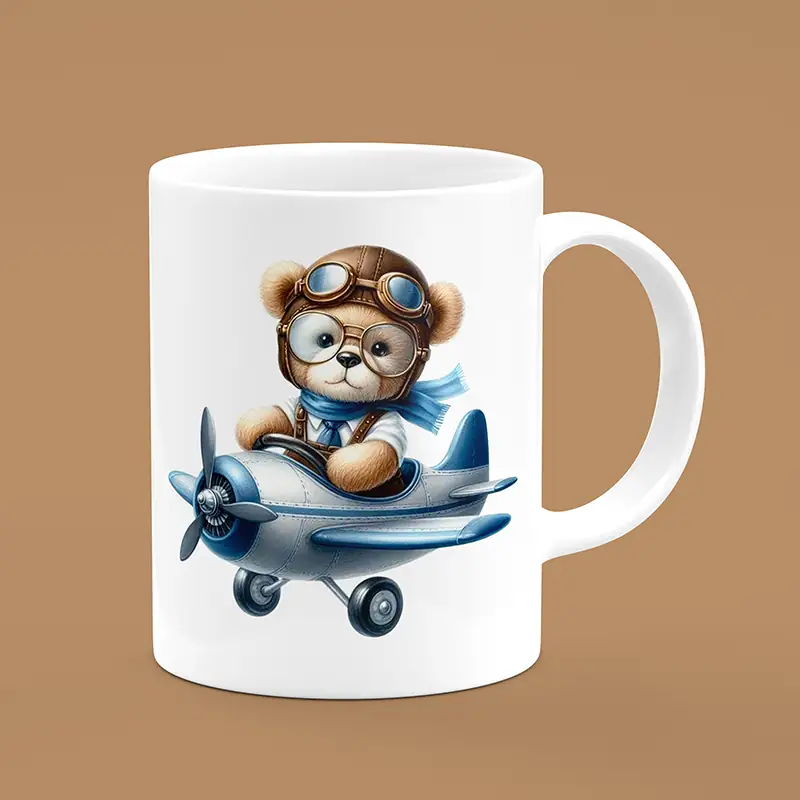 ماگ سرامیکی سفید طرح خرس خلبان کارتونی داخل هواپیمای آبی